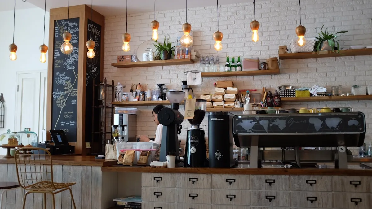 Barista turnând lapte microspumat într-o ceașcă