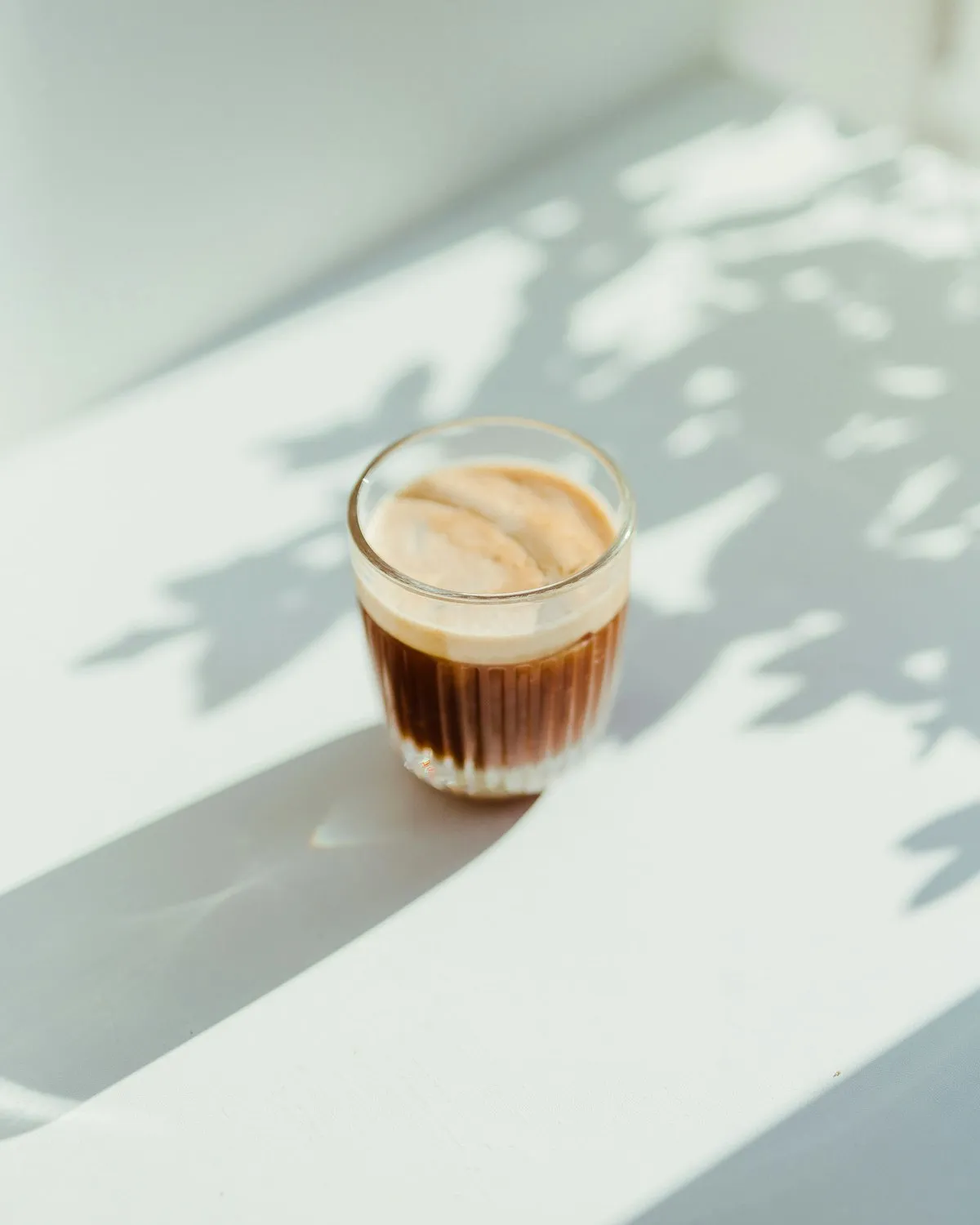 Croissant și cafea pe o masă de lemn