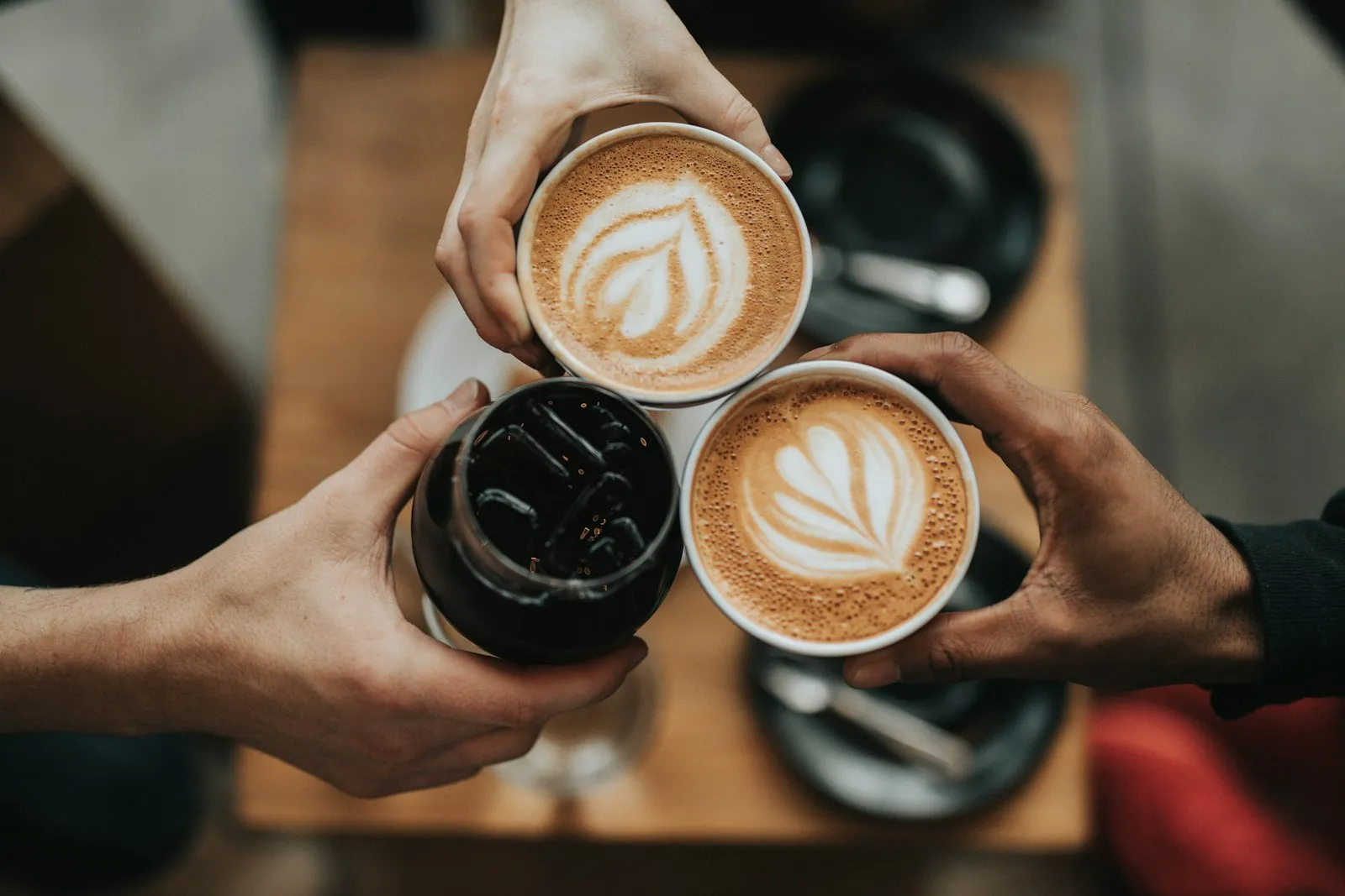 Cafea proaspăt preparată pe tejgheaua ZATZ, în lumină caldă de dimineață